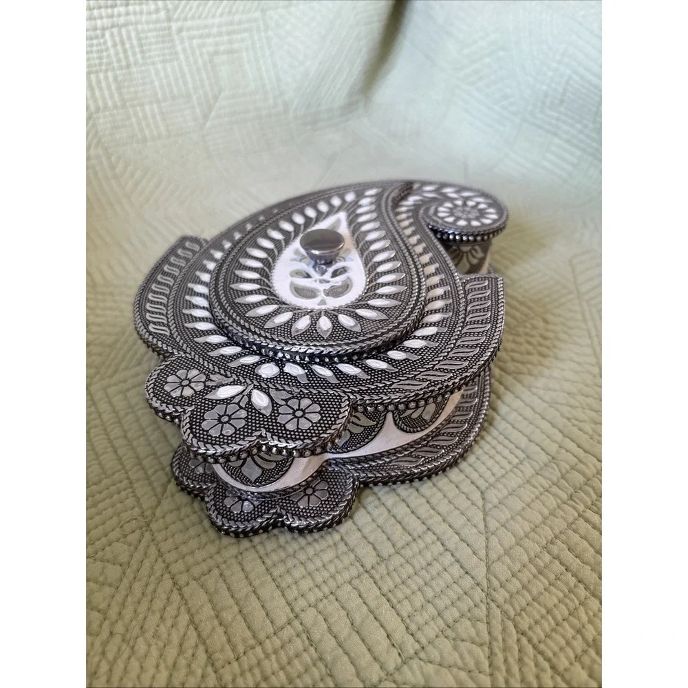 Vintage Silver Tone Paisley Trinket Jewelry Box Divided w/Lid Intricate 8.25